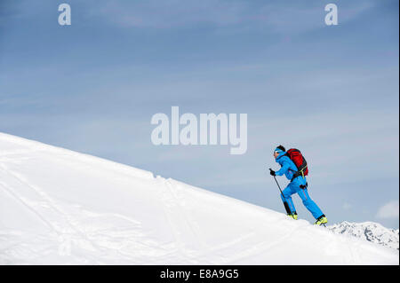 Mann Klettern Skipiste Berg Alpen Schnee winter Stockfoto