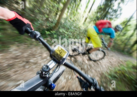 Zwei Mountainbiker Berg hinunter Rennen verfolgen Stockfoto
