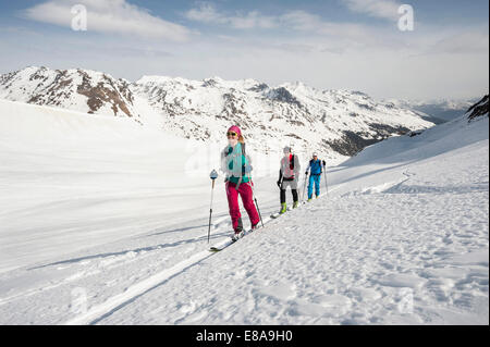 Abfahrtsski Gruppe drei Menschen Schnee Stockfoto