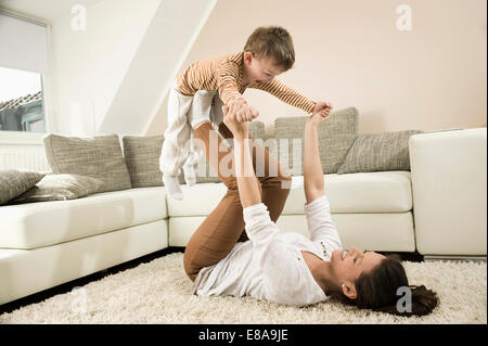 Mutter und Sohn sind im Wohnzimmer toben lächelnd Stockfoto