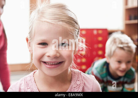 Porträt der lächelnde Mädchen im kindergarten Stockfoto