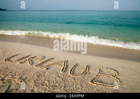 das Wort "Urlaub" in Sand beach, Koh Lipe, Thailand zerkratzt Stockfoto