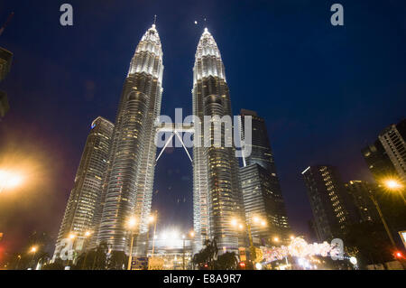 Blick auf Petronas Towers bei Nacht, Kuala Lumpur, Thailand Stockfoto