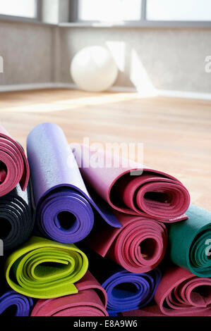 Haufen von farbigen Yogamatten hautnah Stockfoto