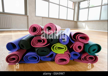 Yoga-Studio hautnah Haufen von bunten Matten Stockfoto