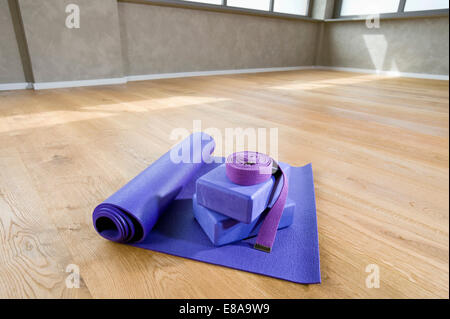 Blaue Yoga Matte Gürtel Stillleben Yoga Studio auf der Etage Stockfoto