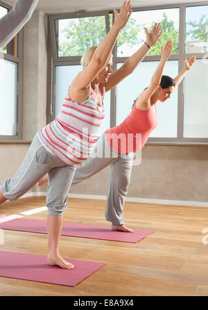 Zwei schwangere Yoga Studio Balance-Übung Stockfoto