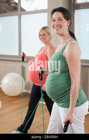 Zwei schwangere Frauen-Fitness-Studio-Übung Stockfoto