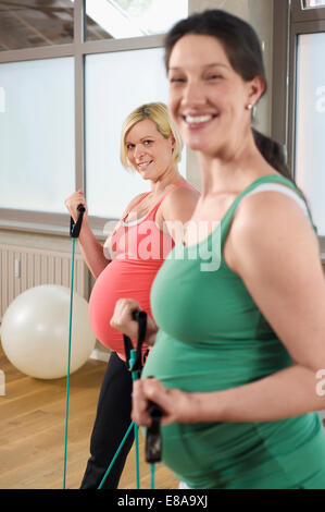 Porträt-schwangere Frau-Fitness-Studio-Übung Stockfoto