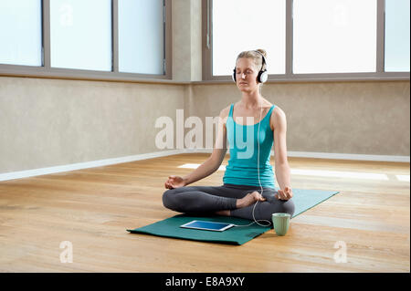 Frau im Fitness-Studio meditieren Tablet-computer Stockfoto