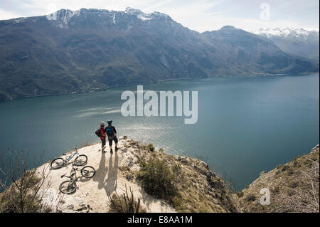 Männer mit dem Mountainbike am Gardasee, Italien Stockfoto