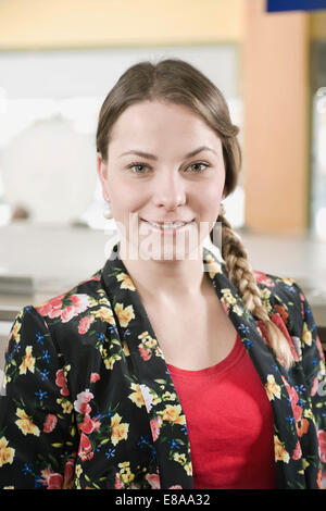 Porträt der jungen Frau in Wäscherei, Lächeln Stockfoto