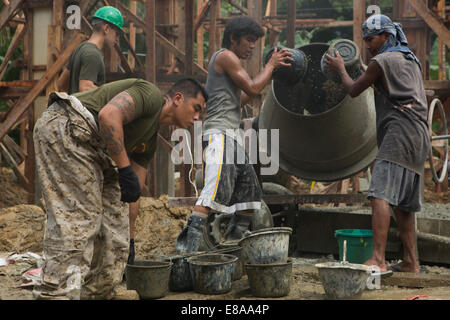 US Marine Corps Staff Sgt John Suyat mit Zug, Ingenieur Versorgungsunternehmen, Marine Wing Support Squadron (MWSS) 172, und Stockfoto