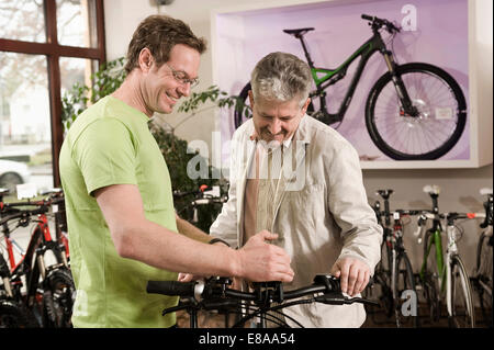 Kunden und Verkäufer im Bike-shop Stockfoto