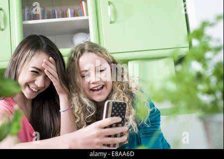 Zwei Mädchen, zeigen etwa 12 Jahren die sandigen Füßen Stockfoto, Bild