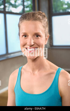 Porträt-junge, lächelnde Frau Yoga Outfit wellness Stockfoto