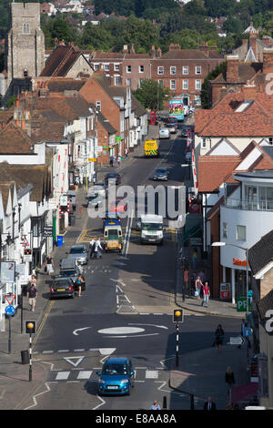 Ansicht von Canterbury, Kent, England, UK von Westgate Türme entlang der A290 mit Verkehr und alte und neue Architektur Stockfoto