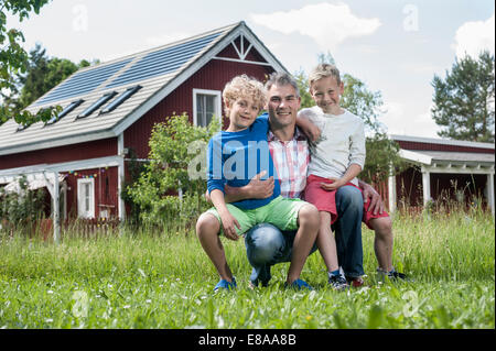 Vater Söhne Gartenhaus Porträt holding Stockfoto