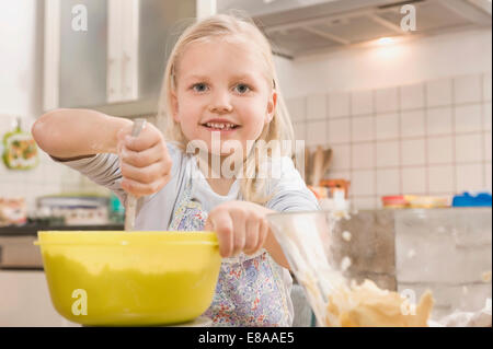 Mädchen mischen Mehl in Schüssel für Cookies, Lächeln, Porträt Stockfoto