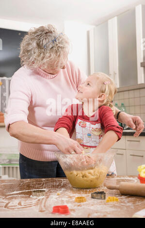 Grandother und Enkelin Vorbereitung cookies Stockfoto