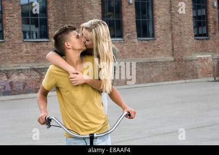 Teenager-Paar küssen einander Stockfoto