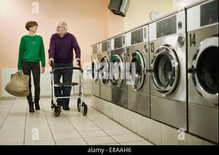 Mann und Frau sprechen in Wäsche Stockfoto