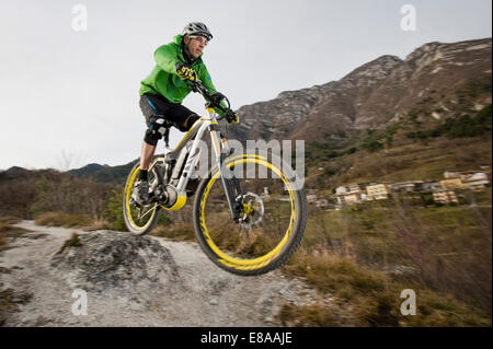 Mann, die Bike-Elektro-Mountainbike, Trentino, Italien Stockfoto