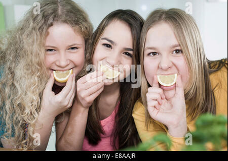 Mädchen in der Küche goofing um mit Zitronen Stockfoto