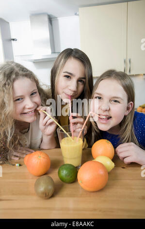 Mädchen in der Küche trinken Frucht-smoothie Stockfoto