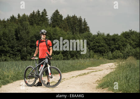 Mann Mountainbiken, Bayern, Deutschland Stockfoto