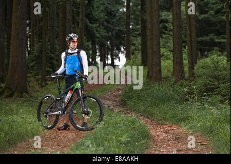 Mann Mountainbiken, Bayern, Deutschland Stockfoto