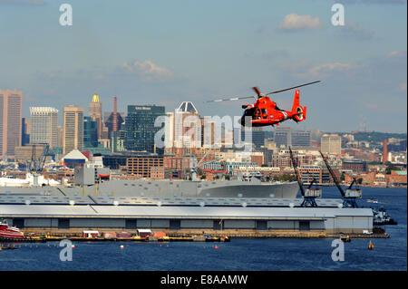 US Coast Guard MH-65 Dolphin Helikopter, Coast Guard Air Station Atlantic City, NJ, fliegen über den Inner Harbor in Baltimore 16. September 2014, zugewiesen, wie Besuch Schiffe verlassen der Stadt nach der Star-Spangled spektakulär, ein Ereignis, dass commemo Stockfoto