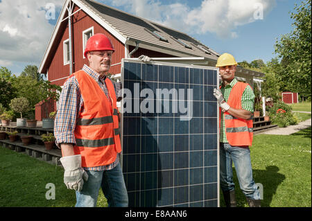 Solar-Panel Lieferung Hausgarten Arbeiter Stockfoto