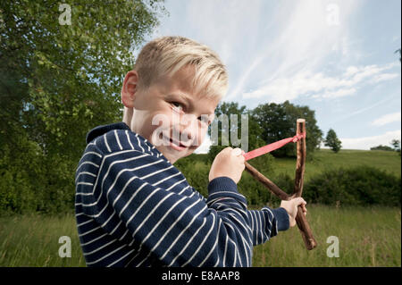 Freche junge Schleuder Blond lächelnd Stockfoto