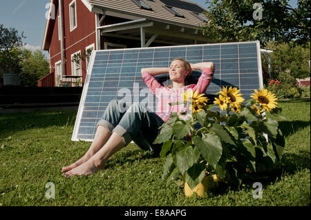 Garten Frau entspannen, Solar-Panel zu schlafen Stockfoto