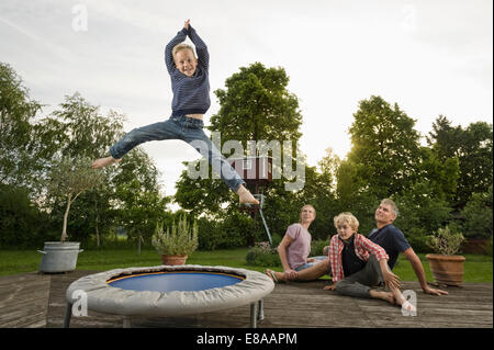 Familie Garten junge Trampolin springen Stockfoto