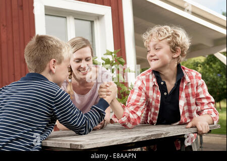 Zwei jungen Armdrücken Mutter beobachten Stockfoto