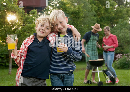 Familie Grill Eltern jungen Freunde Garten Stockfoto