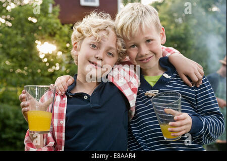 Porträt von zwei jungen Freunde lächelnd blond Stockfoto
