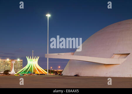 Metropolitan Cathedral und Nationalmuseum bei Dämmerung, Brasilia, Distrito Federal, Brasilien Stockfoto