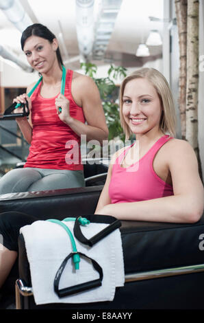 Porträt von zwei lächelnde Frauen in ein Fitness-Studio Stockfoto