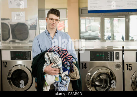 Porträt des jungen Mannes mit Wäsche Stockfoto