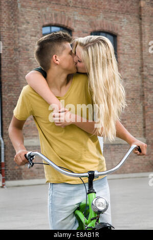 Teenager-Paar küssen einander Stockfoto