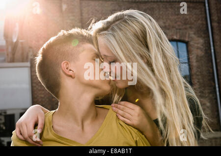 Teenager-Paar küssen einander, Nahaufnahme Stockfoto