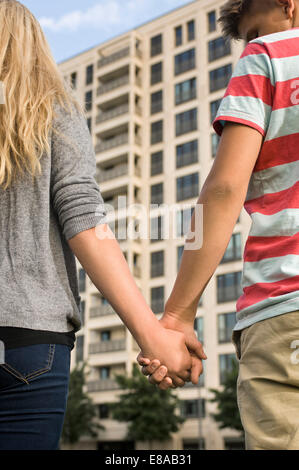 Teenager-paar Hand in Hand, Nahaufnahme Stockfoto