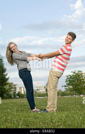 Porträt von Teenager-paar Hand in Hand im Park, Lächeln Stockfoto