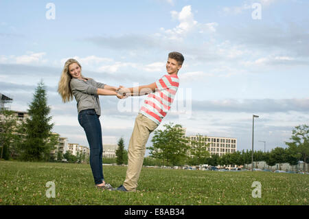 Porträt von Teenager-paar Hand in Hand im Park, Lächeln Stockfoto