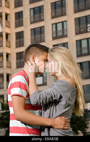 Teenager-Paar küssen einander an Stockfoto