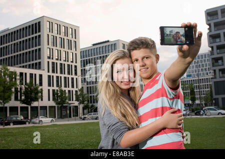 Porträt von Teenager-paar Aufnahme mit Smartphone, Lächeln Stockfoto