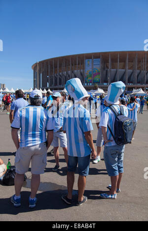 Argentinische Fußball-Fans außerhalb National Mane Garrincha Stadium für World Cup übereinstimmen, Brasilia, Distrito Federal, Brasilien Stockfoto